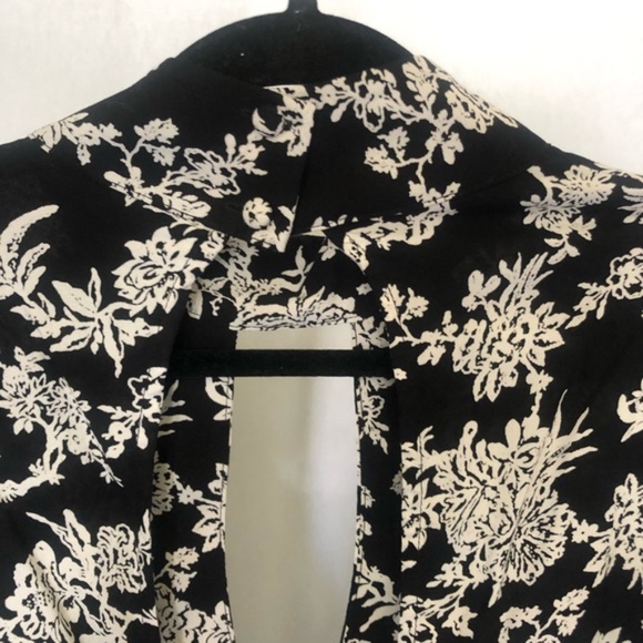 Flynn Skye Leah Keyhole Choker Neck Long Sleeve Blouse Black Floral size Small - Picture 8 of 13